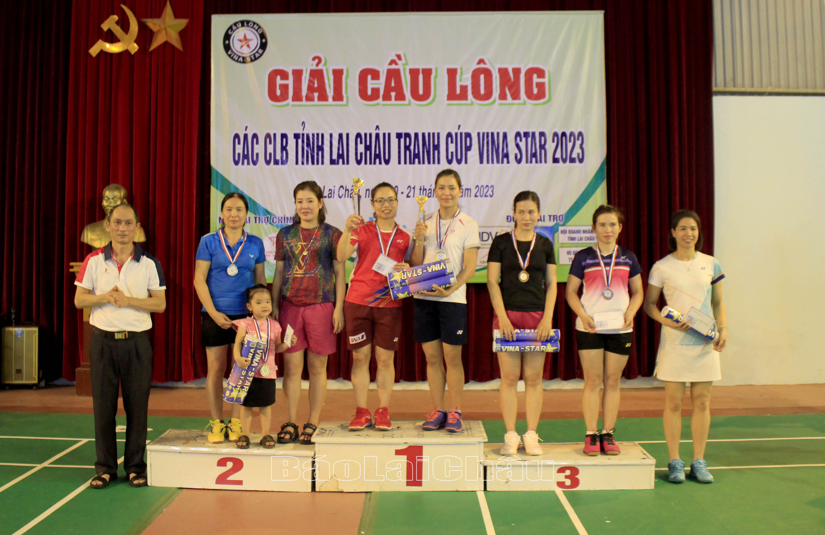 Ban Tổ chức Giải Cầu lông các CLB tỉnh tranh cup VINA-STAR năm 2023 trao huy chương, cup, tiền thưởng cho các cặp vận động nữ ở nội dung nữ không cộng.